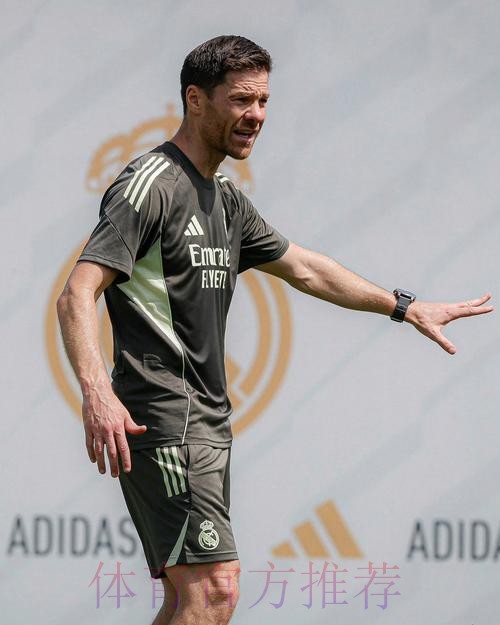 马卡:阿隆索在训练中尝试让费兰-门迪担任中后卫 马卡:阿隆索在训练中尝试让费兰-门迪担任中后卫